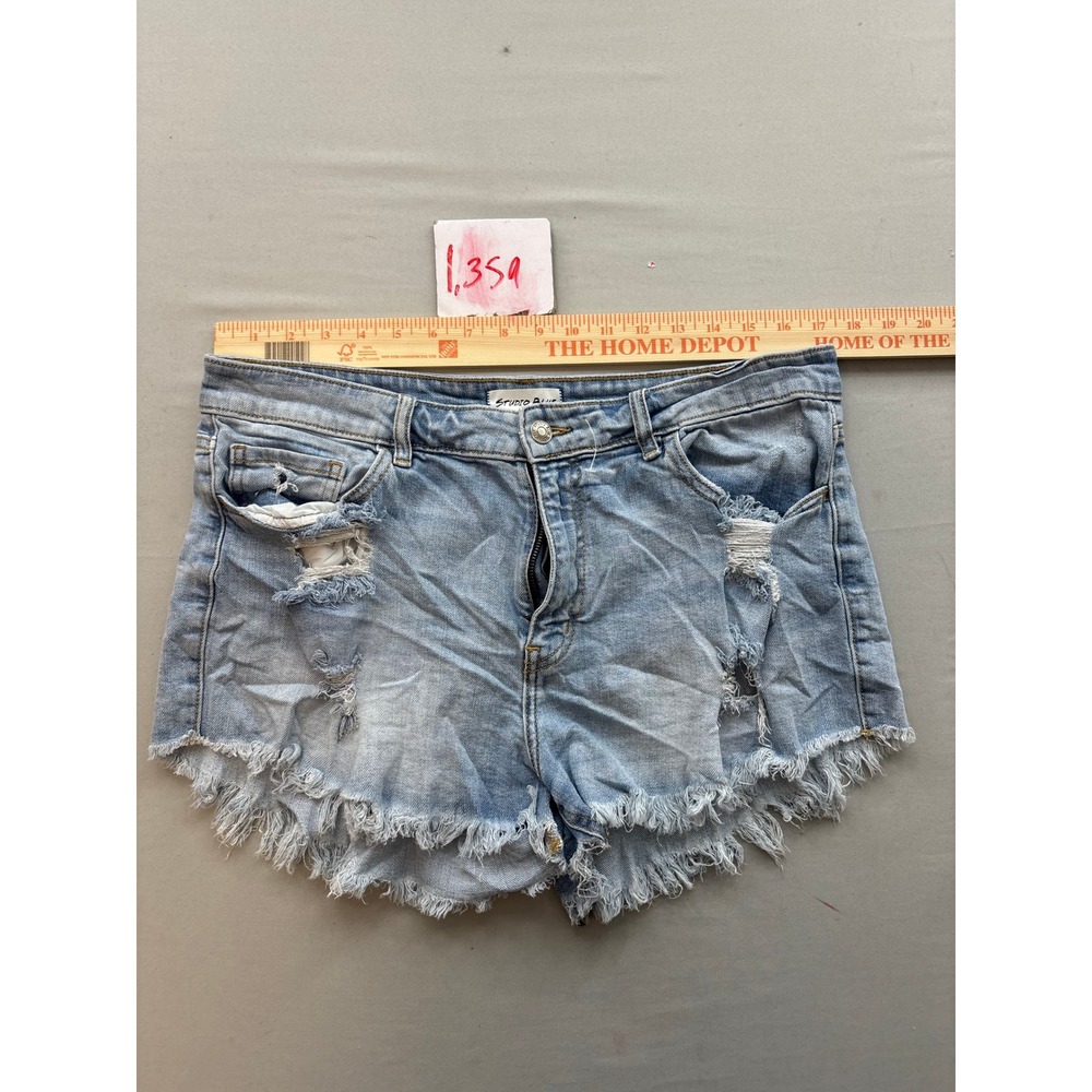 Studio Blue Distressed Denim Shorts Light Wash Frayed Hem Size 31 SSH053
